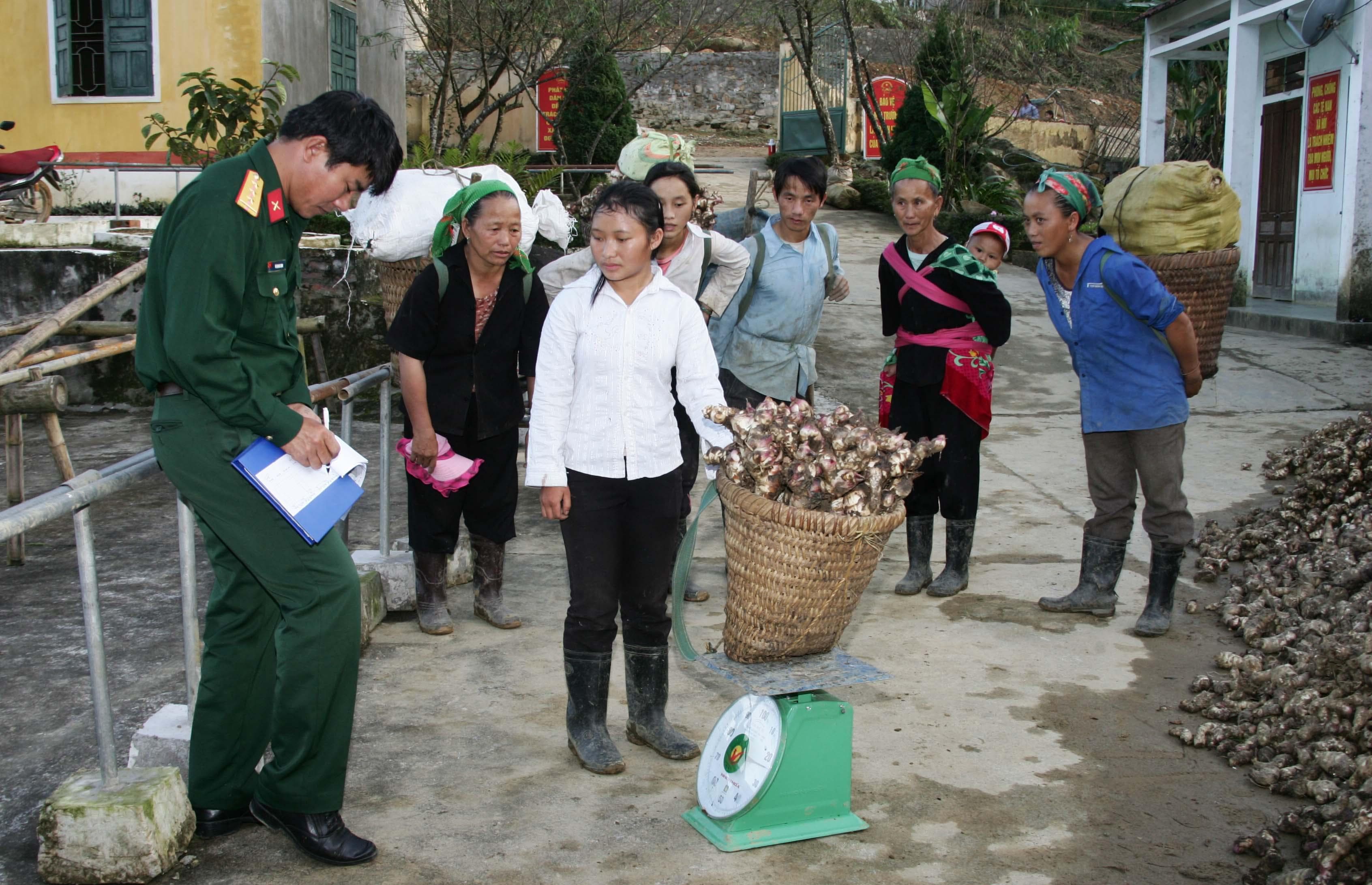 Giúp dân trên đỉnh Phu Xai Lai Leng