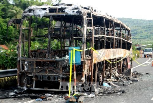 Phú Yên: Cháy rụi xe giường nằm, 15 hành khách và 3 tài xế, phụ xe thoát nạn