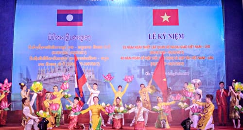 Thành phồ Cần Thơ kỷ niệm 55 năm thiết lập quan hệ ngoại giao Việt Nam- Lào