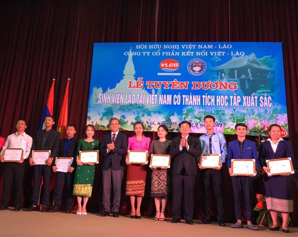 Tuyên dương sinh viên Lào tại Việt Nam có thành tích học tập xuất sắc
