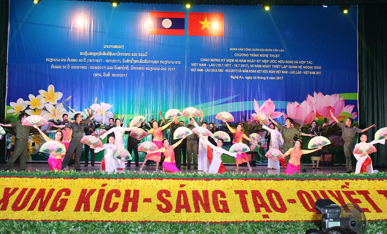 Đoàn Văn công Quân đội nhân dân Lào biểu diễn tại Quân khu 4