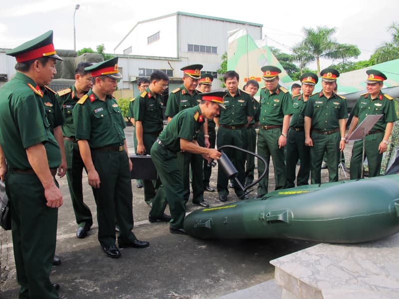 Thượng tướng Bế Xuân Trường kiểm tra Nhà máy Z176, Tổng cục Công nghiệp Quốc phòng