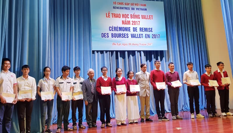 Trao học bổng Vallet cho học sinh, sinh viên khu vực Tây Nguyên, Nam Trung Bộ