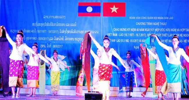 Đoàn Văn công Quân đội Lào giao lưu, biểu diễn tại Quân khu 4