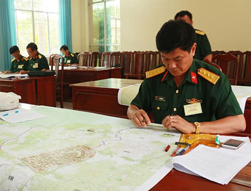 Chỉ huy trưởng miệng nói, tay làm