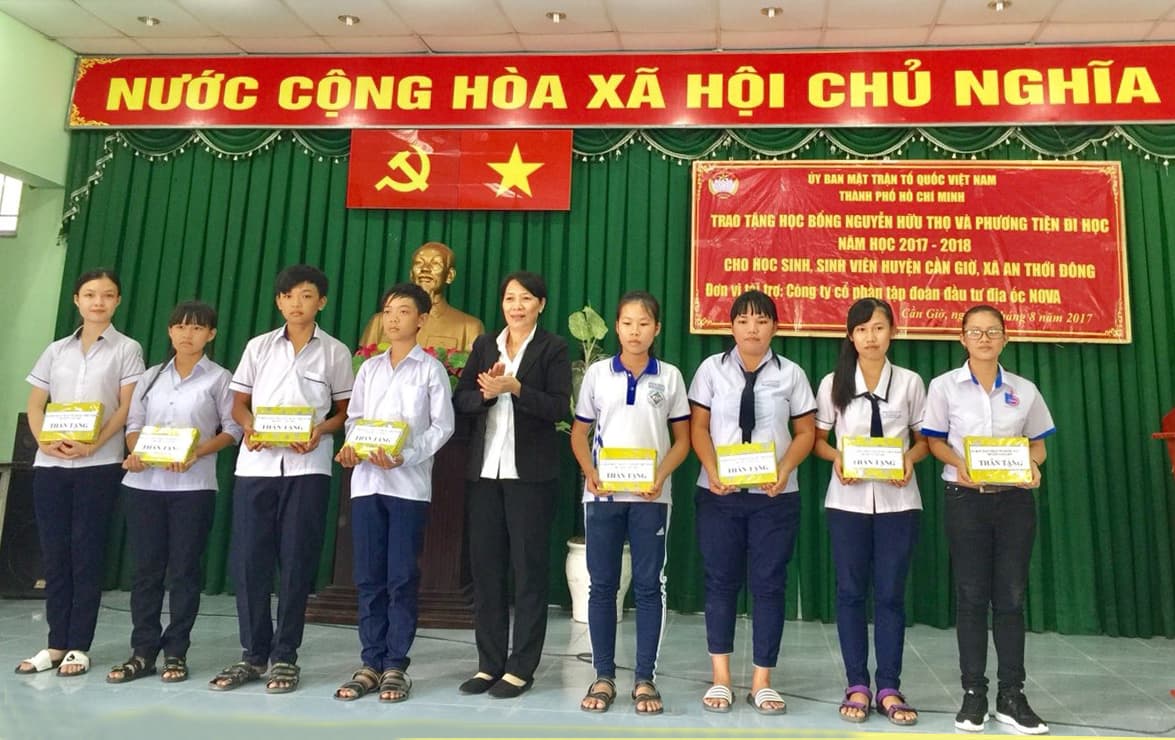 Đồng hành cùng “Quỹ Vì người nghèo”: Novaland nâng bước em tới trường