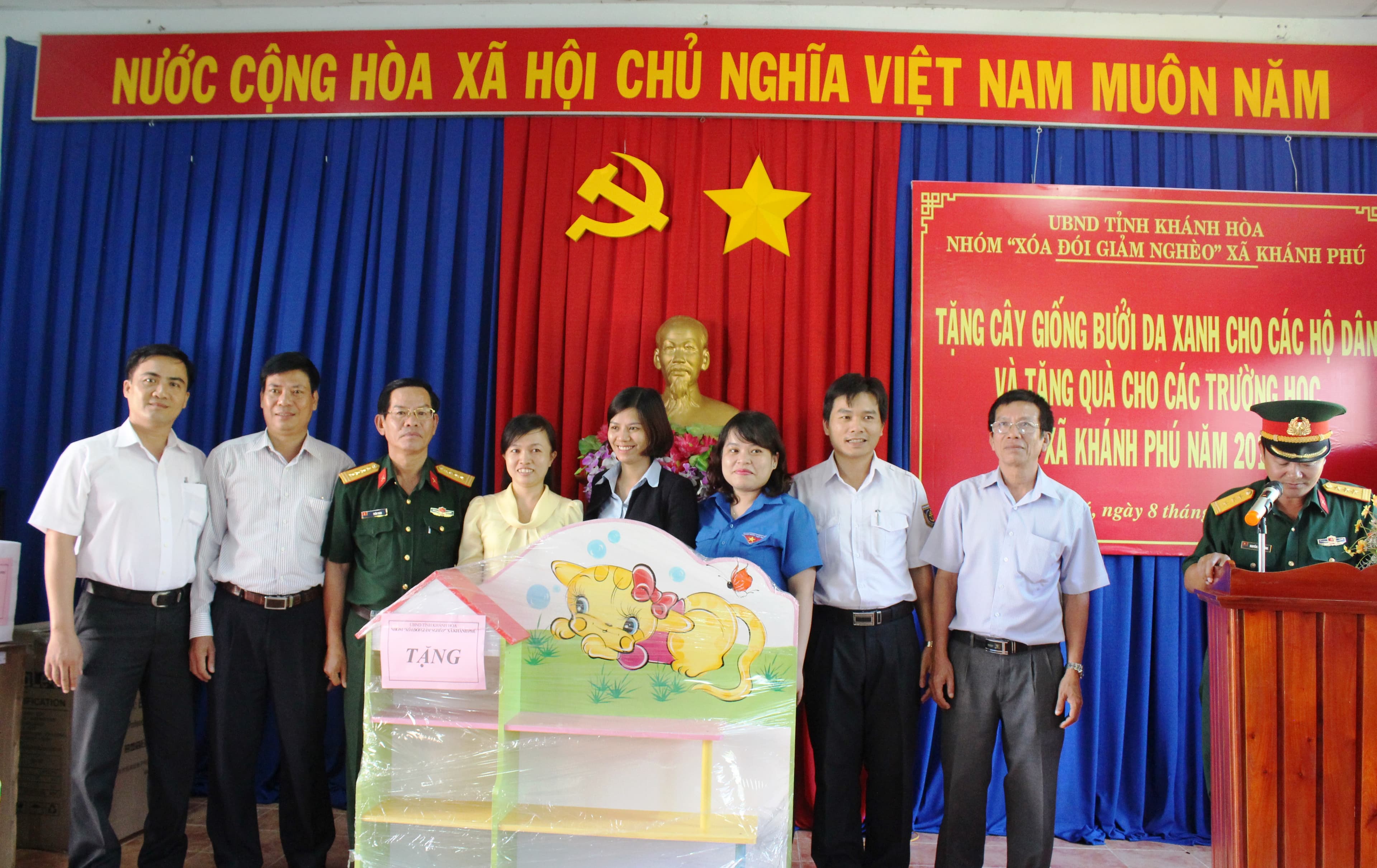 Tặng quà trị giá hơn 90 triệu đồng cho trường học, người dân xã Khánh Phú