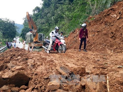 Khẩn trương khắc phục sạt lở trên tuyến Quốc lộ 3B
