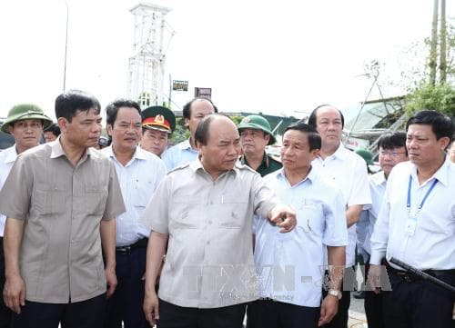Thủ tướng Nguyễn Xuân Phúc kiểm tra công tác khắc phục hậu quả bão số 10 tại Hà Tĩnh