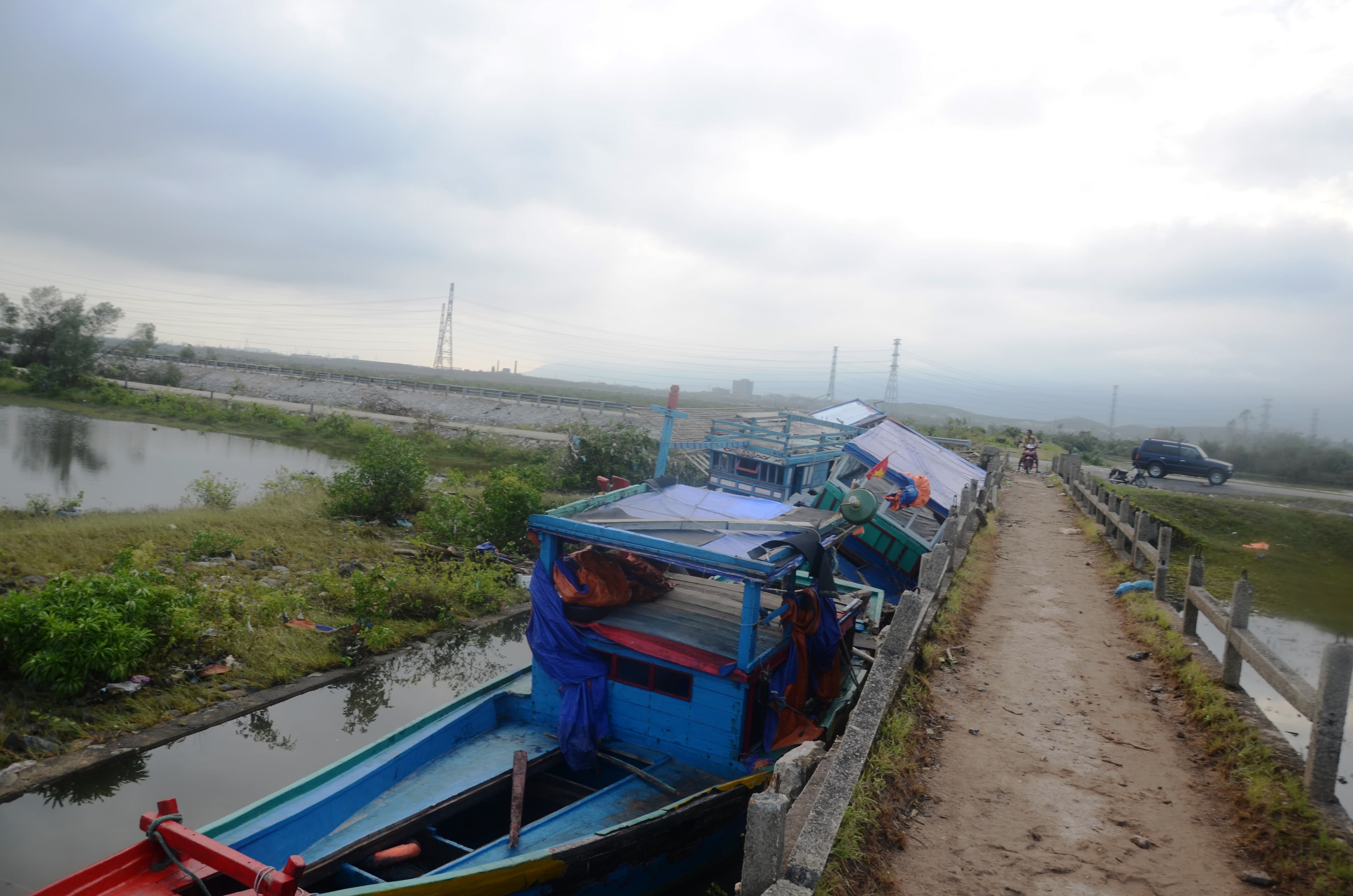 Nước mắt ngư dân nơi cửa sông Quyền