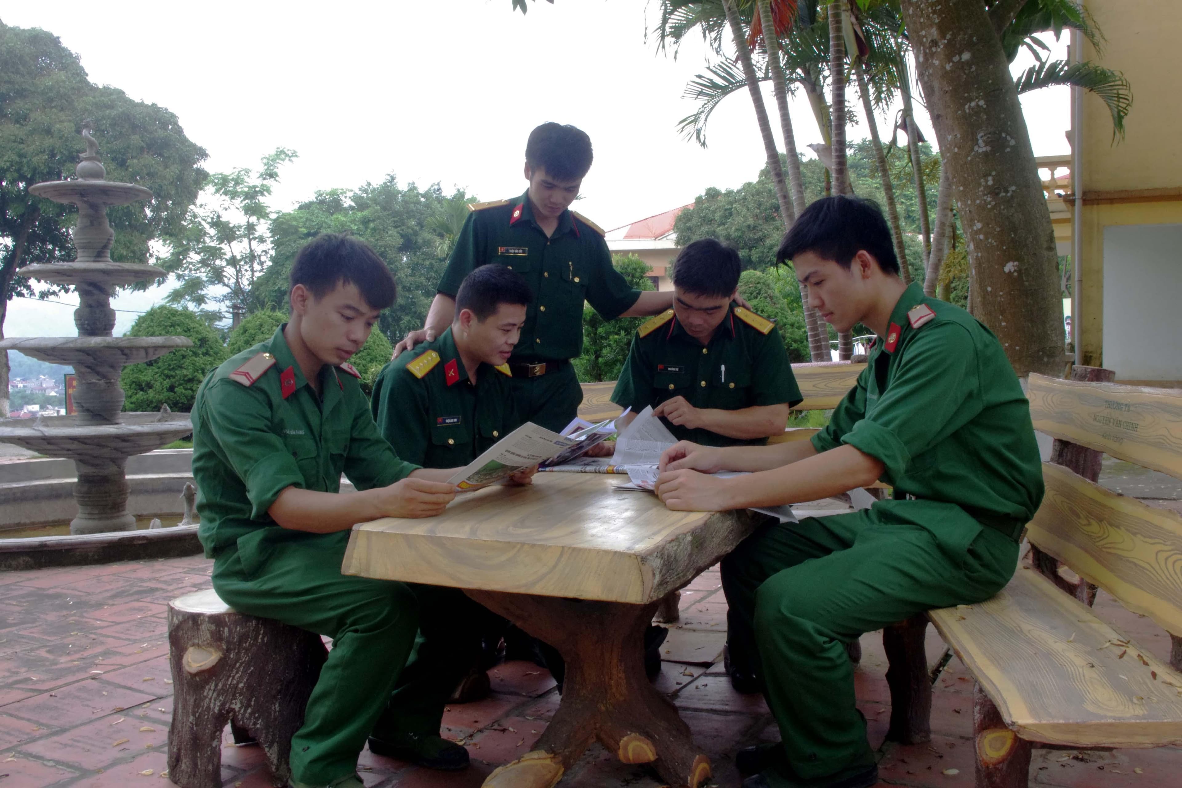 Khao quân hàm bằng... ghế đá, cây xanh