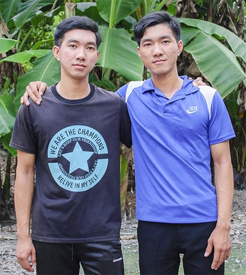 Anh em song sinh trở thành học viên sĩ quan
