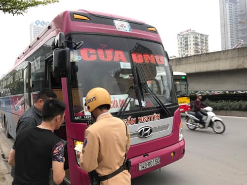 Hà Nội: Thu hồi hàng chục phù hiệu xe khách