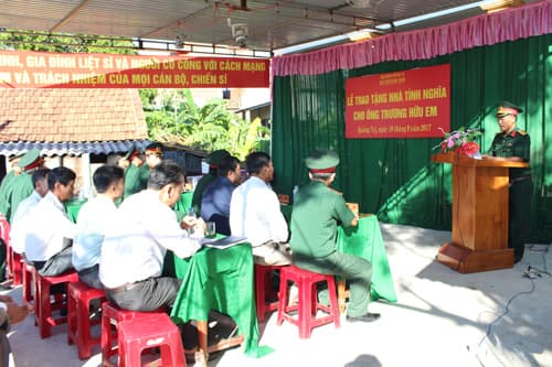 Sư đoàn 968 (Quân khu 4) bàn giao “Nhà tình nghĩa” tặng thân nhân liệt sĩ