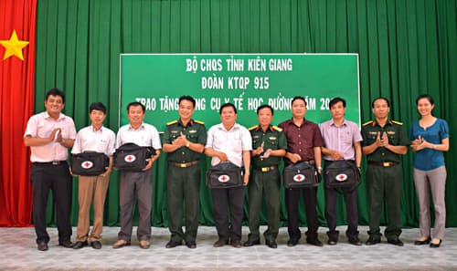 Đoàn Kinh tế - Quốc phòng 915 tặng dụng cụ y tế học đường cho ngành giáo dục huyện Giang Thành