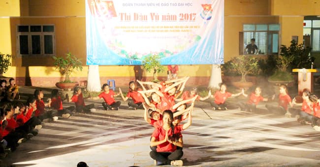 Sôi nổi ngày hội dân vũ sinh viên hệ dân sự