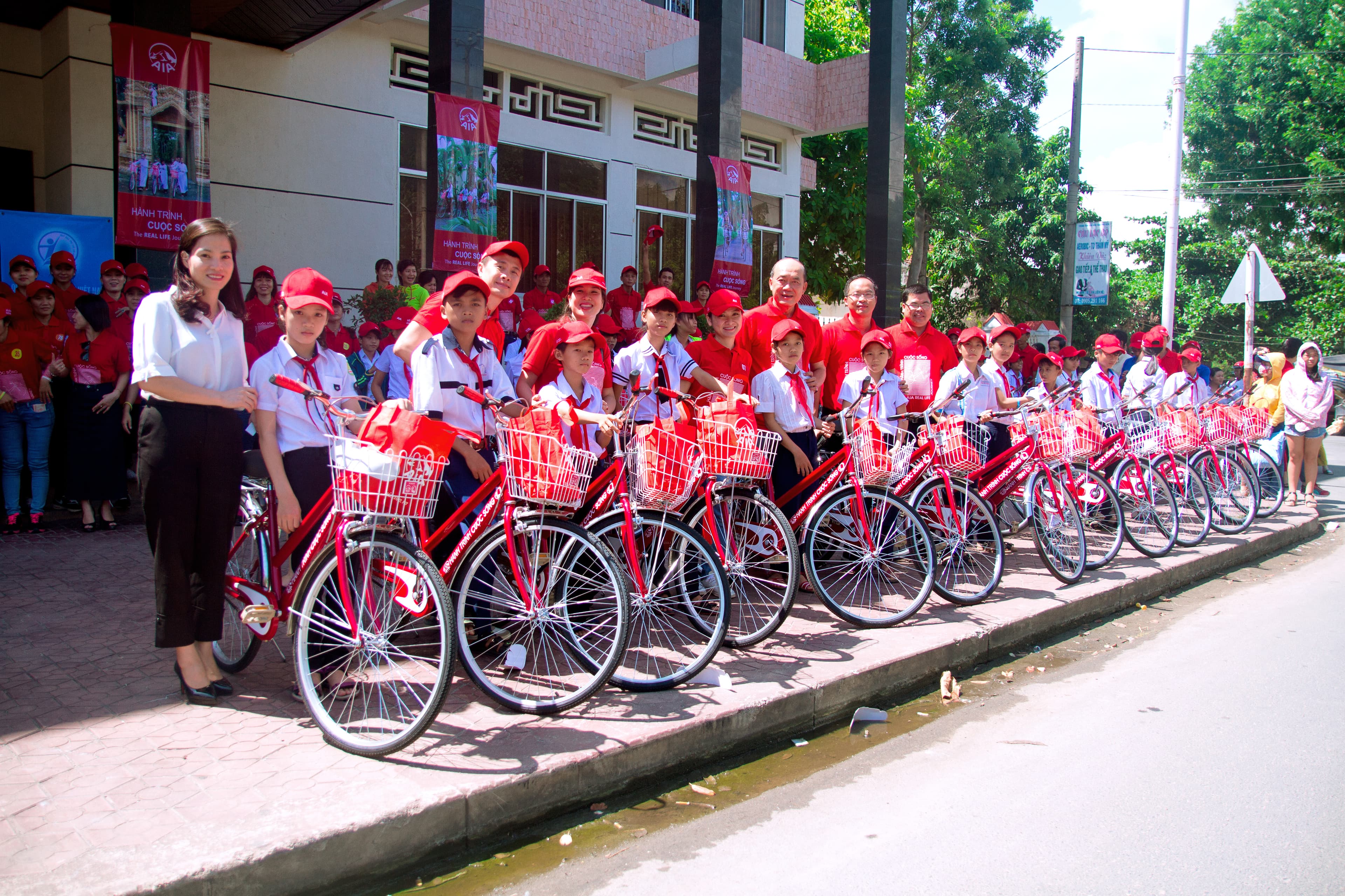 Trao 70 xe đạp và quà tặng học sinh nghèo hiếu học tỉnh Phú Yên