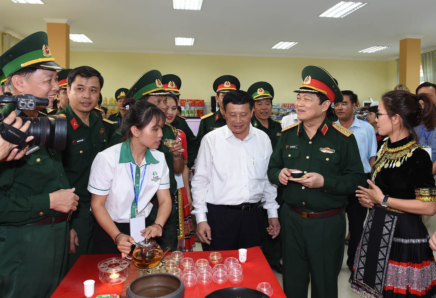 Bộ trưởng Ngô Xuân Lịch dự Lễ khánh thành Trung tâm văn hóa, du lịch và giới thiệu sản phẩm Ma Lù Thàng