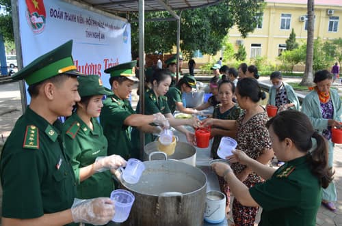 Phát 400 bát cháo miễn phí cho bệnh nhân và người nhà có hoàn cảnh khó khăn