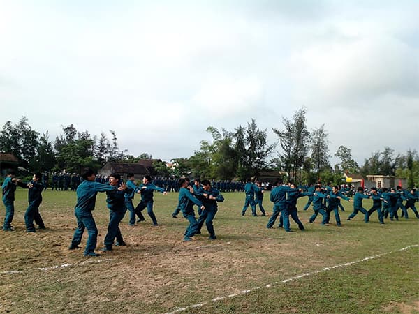 "Gỡ khó" để có dân quân mạnh