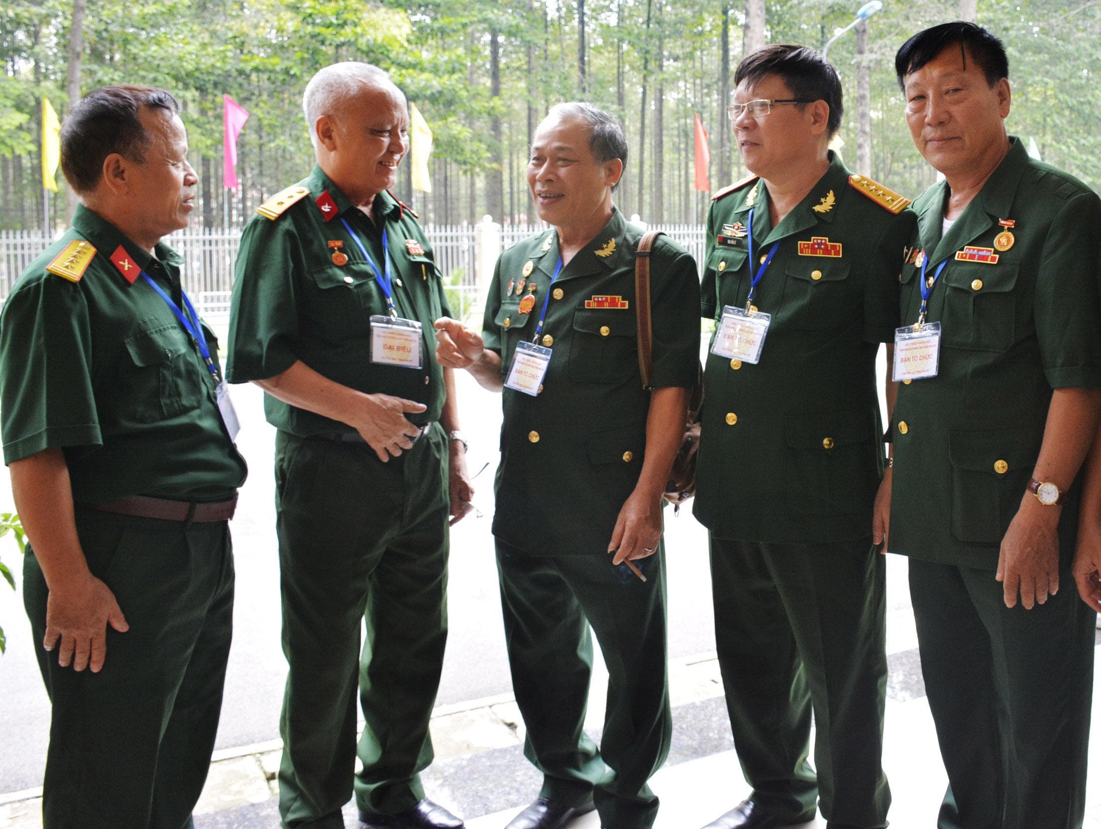 Trong gian khó càng vững chí, đồng lòng