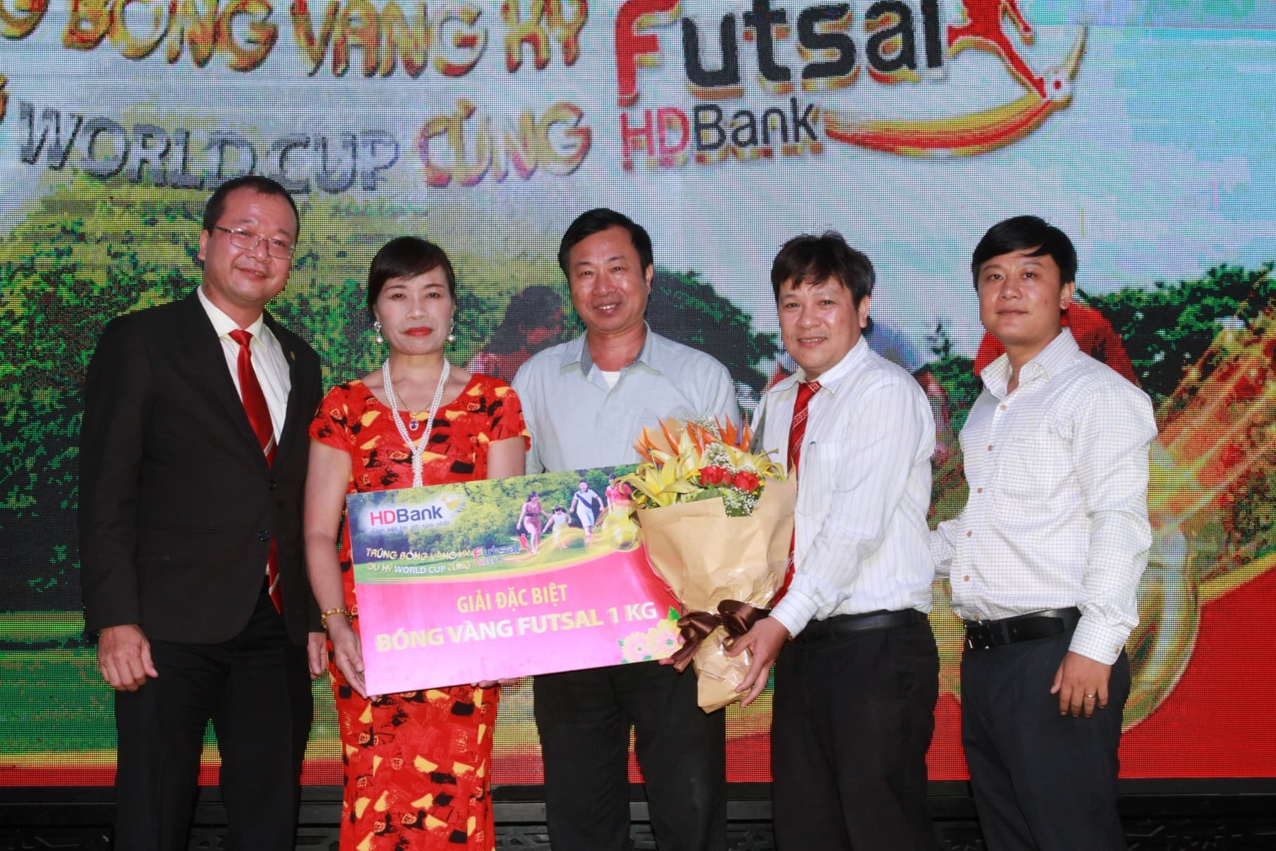 HDBank trao giải thưởng 1kg vàng SJC cho khách hàng Đinh Thị Hoan