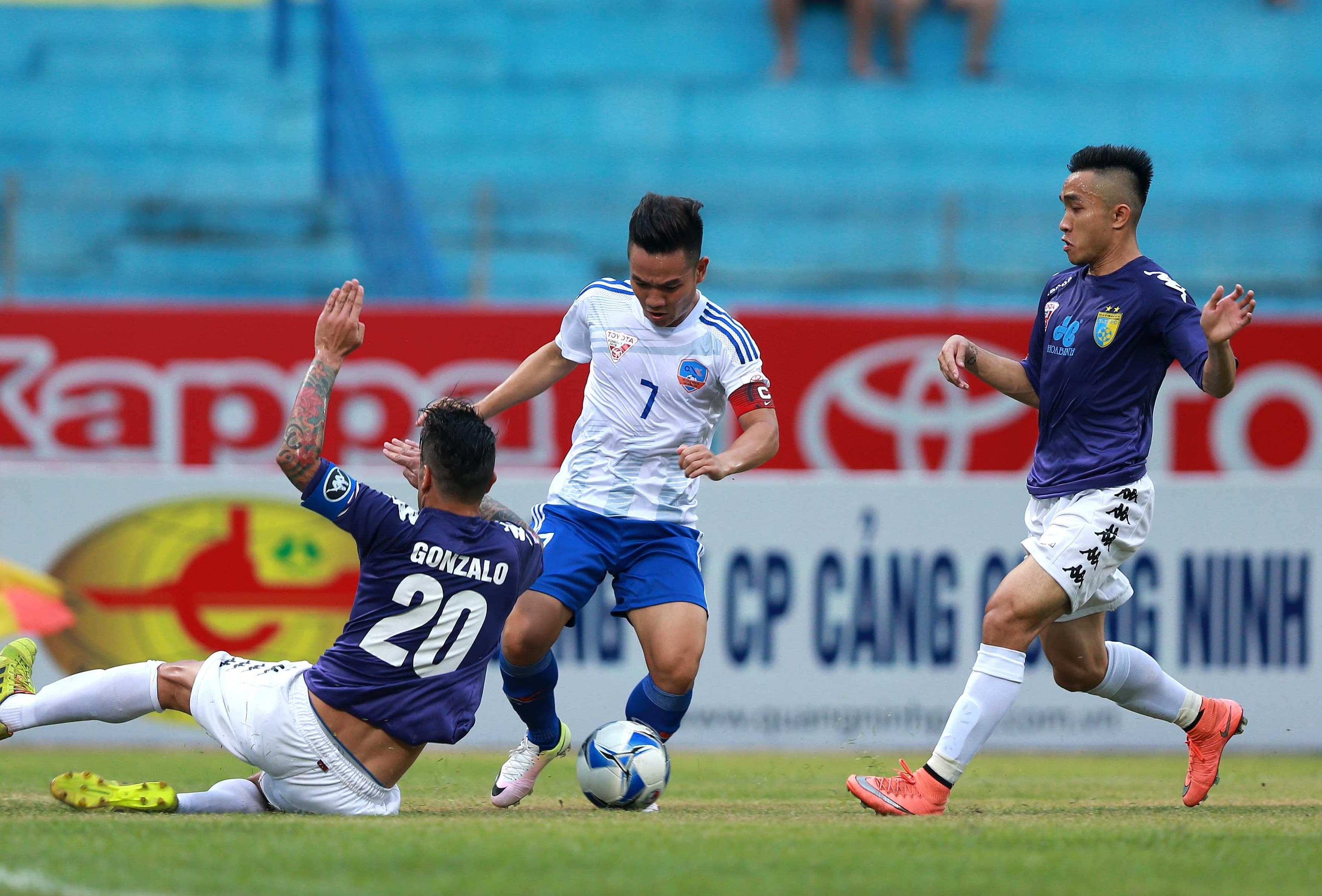 Đâu thể khoanh tay chờ cúp!