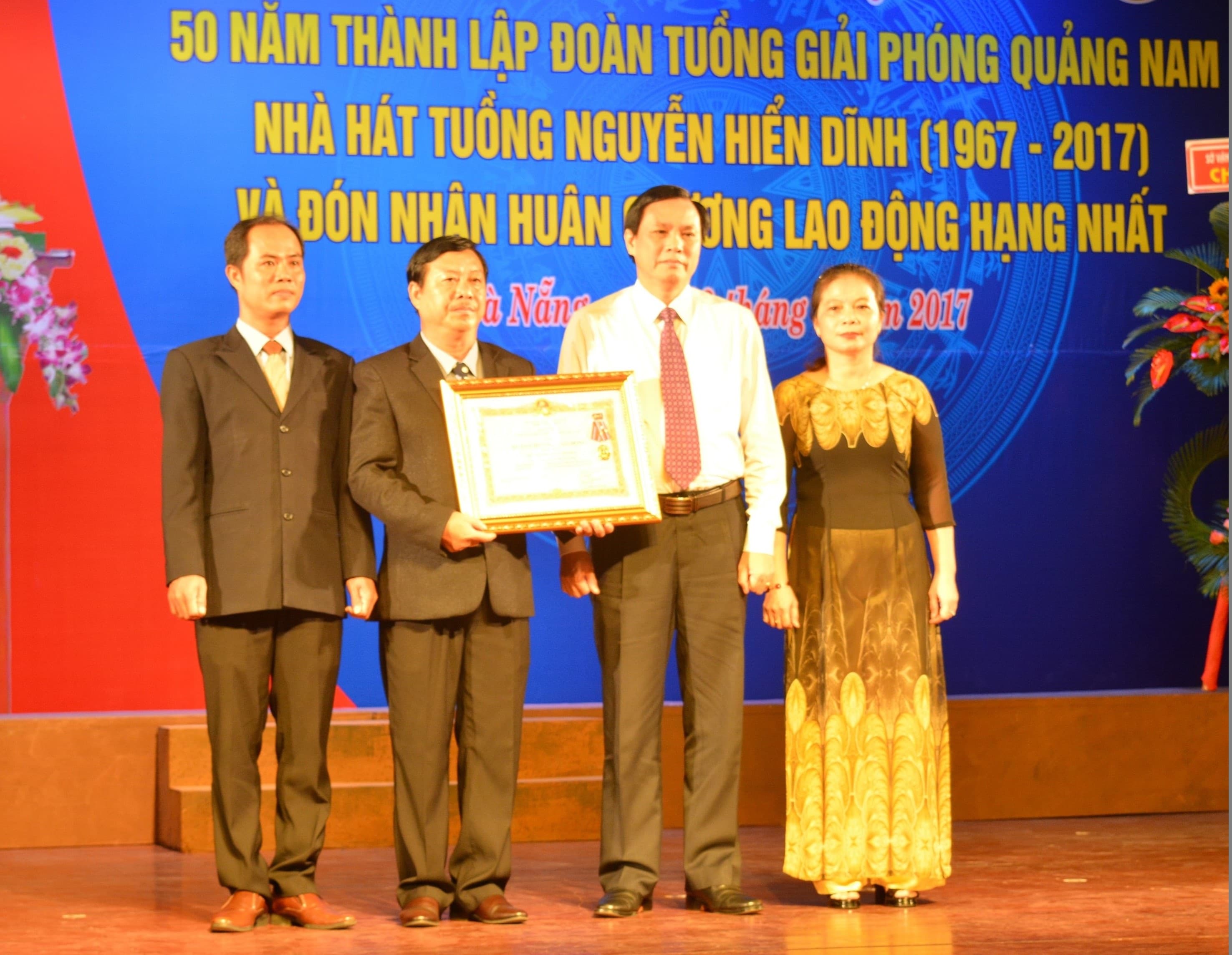 Nhà hát Tuồng Nguyễn Hiển Dĩnh Đà Nẵng đón nhận Huân chương Lao động hạng Nhất