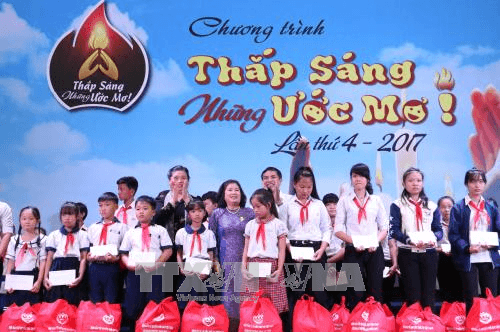 Phó chủ tịch Thường trực Quốc hội Tòng Thị Phóng trao quà trung thu cho trẻ em Bến Tre