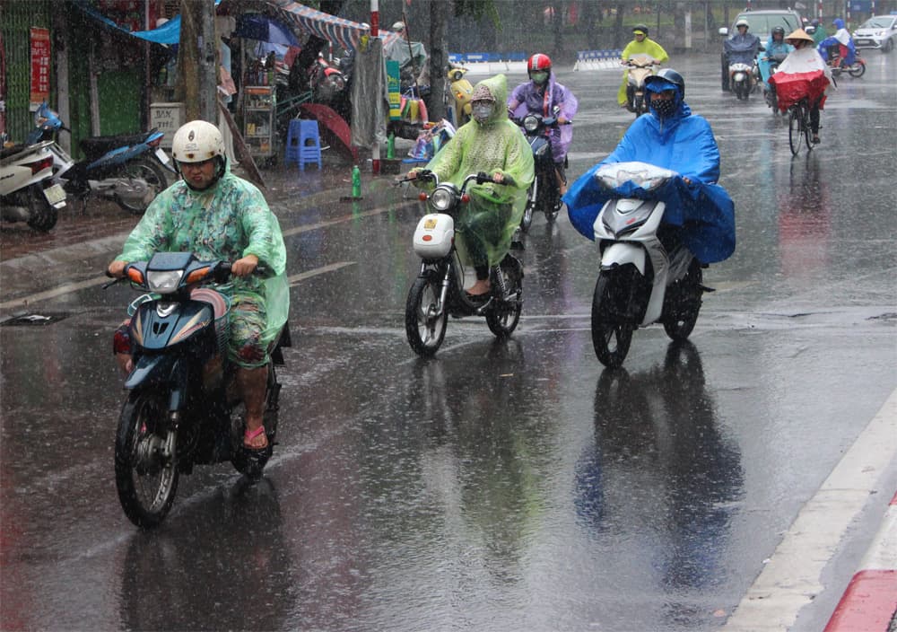 Mưa dông diện rộng ở Trung Bộ và Nam Bộ