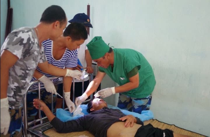Bệnh xá đảo Sơn Ca: Cấp cứu ngư dân bị tai nạn lao động