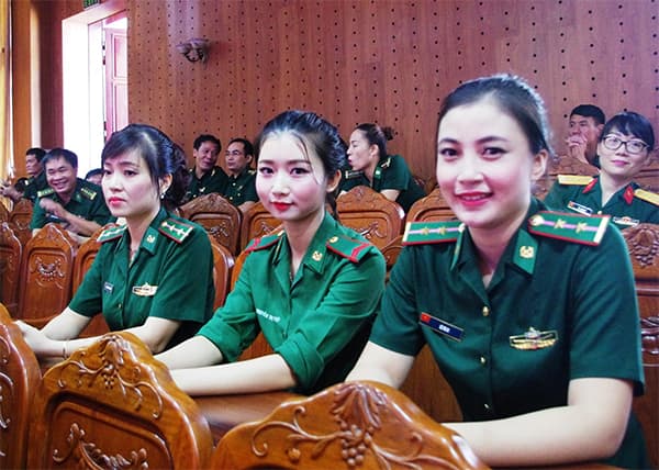 Nữ chiến sĩ trẻ đam mê hát ru