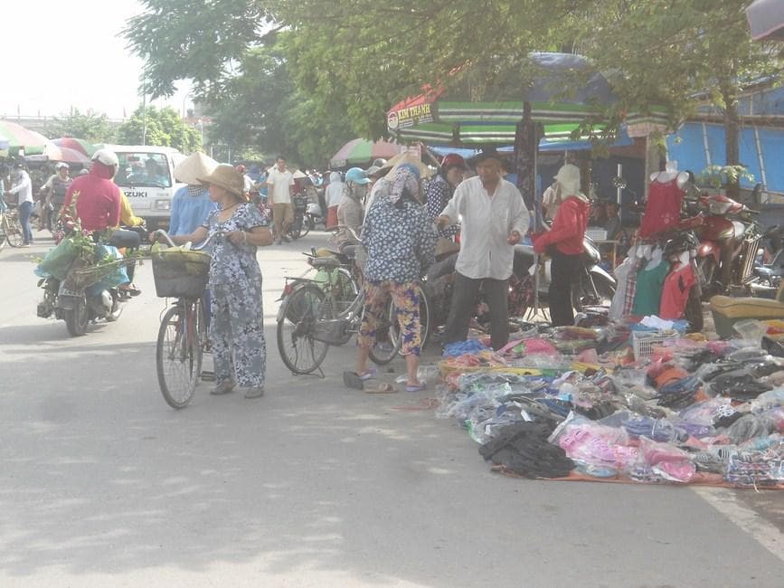Họp chợ trên đường