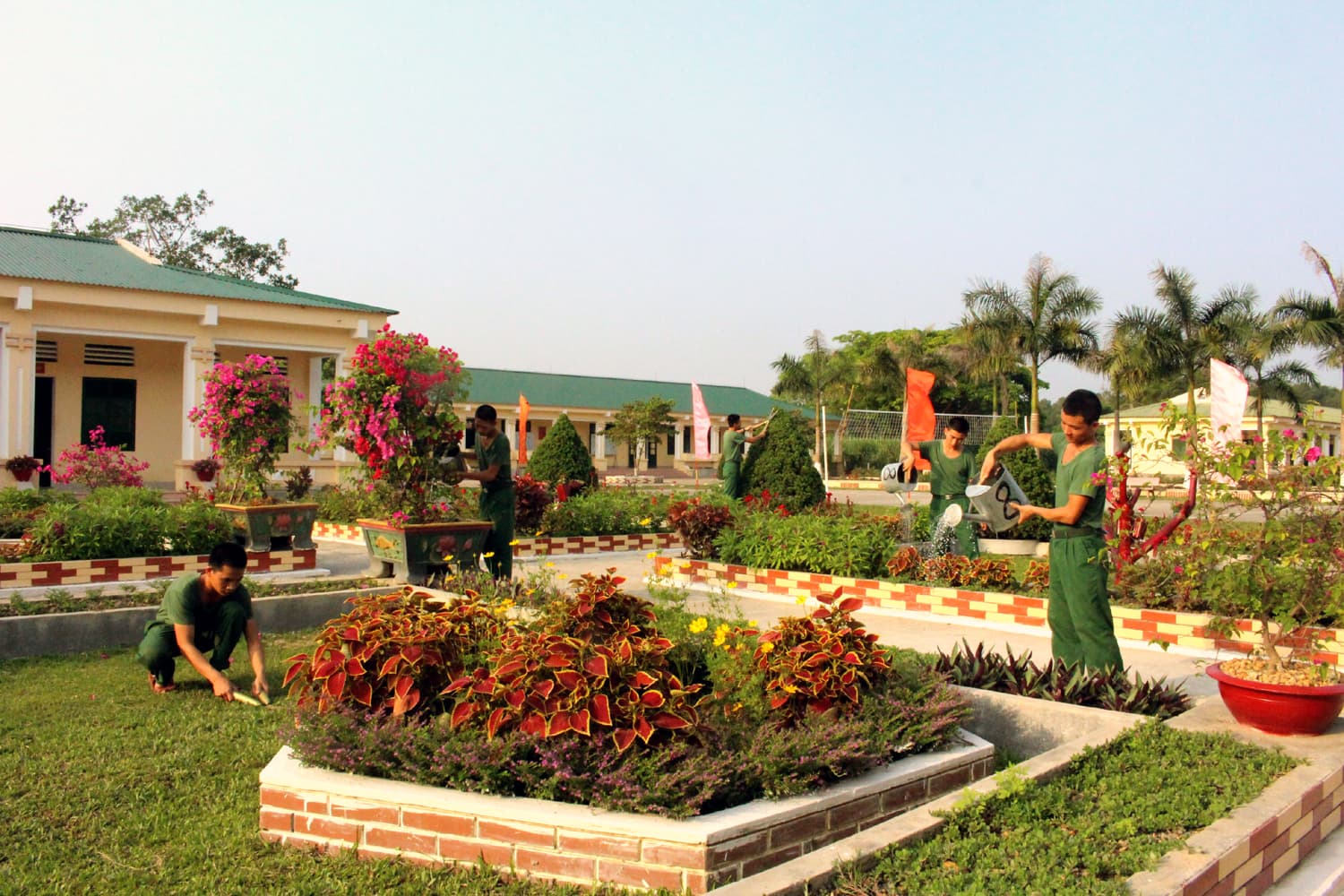 Doanh trại xanh để bộ đội thêm yêu đơn vị