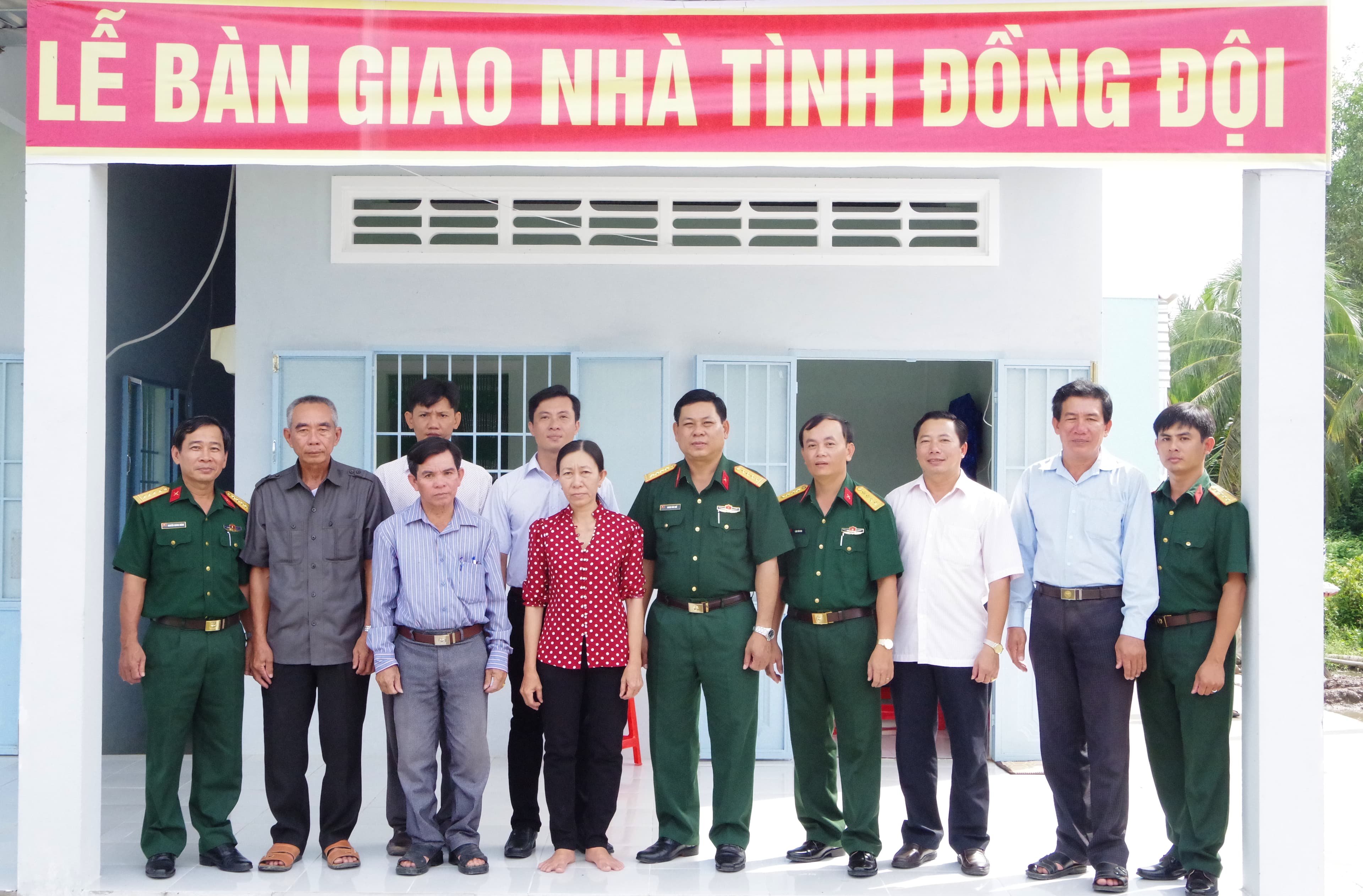 Bộ CHQS tỉnh Sóc Trăng bàn giao "Nhà đồng đội” tặng gia đình người có công
