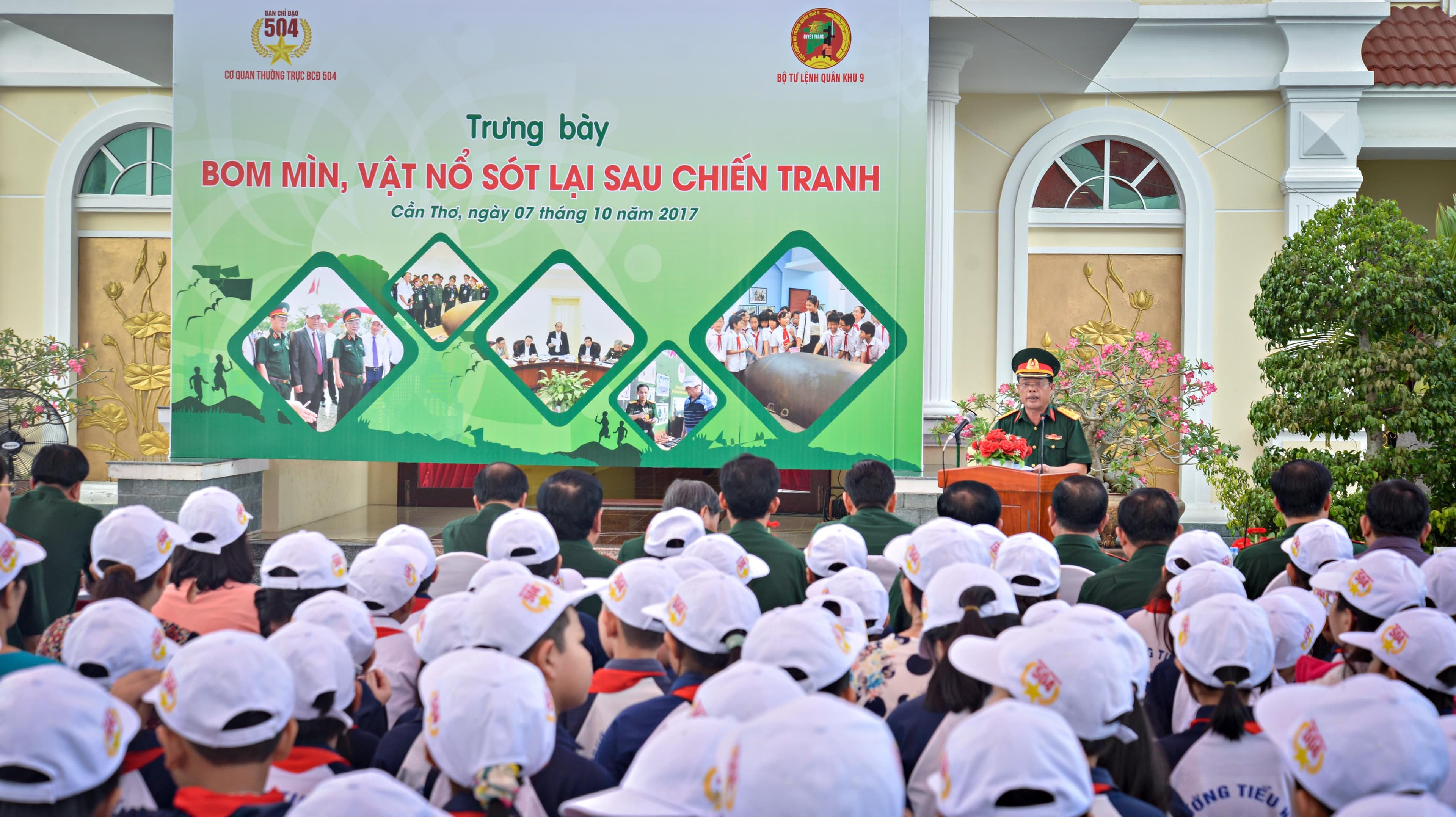 Trưng bày bom mìn, vật nổ còn sót lại sau chiến tranh tại TP Cần Thơ