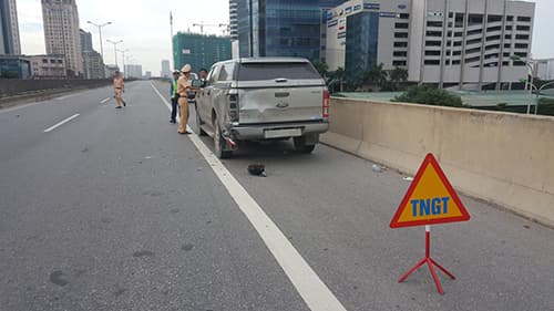 Xe máy đâm đuôi ôtô, tài xế tử vong