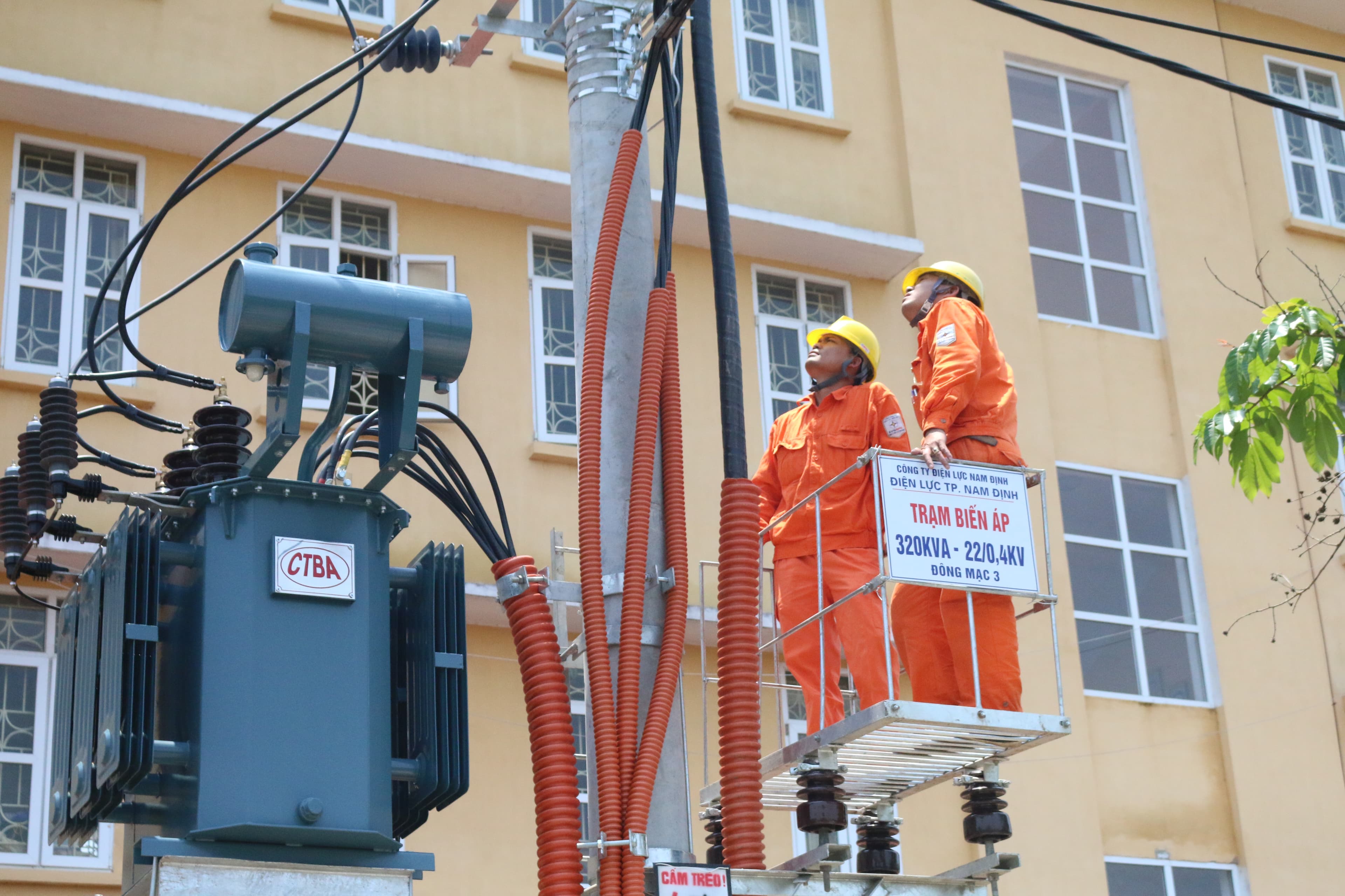 Tăng cường giải pháp cung ứng điện an toàn, ổn định cho khách hàng