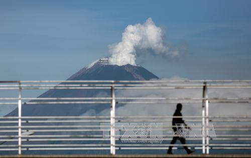 Mexico: Núi lửa Popocatépetl phun trào khói bụi cao tới 2km