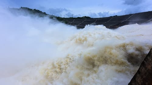 Lũ đổ về tăng đột biến, Thuỷ điện Hòa Bình mở 8 cửa xả