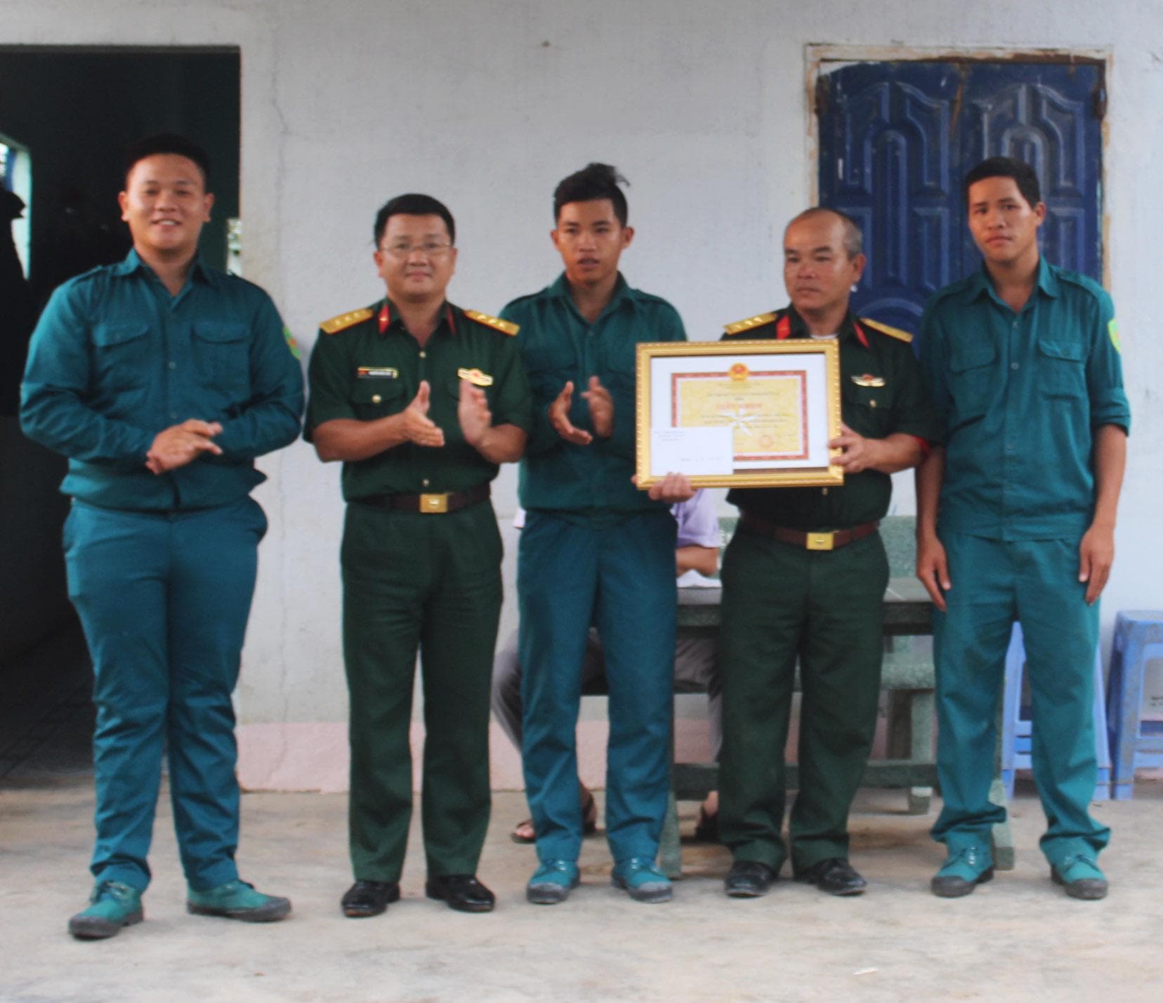 Khen thưởng đột xuất tổ dân quân bắt cướp
