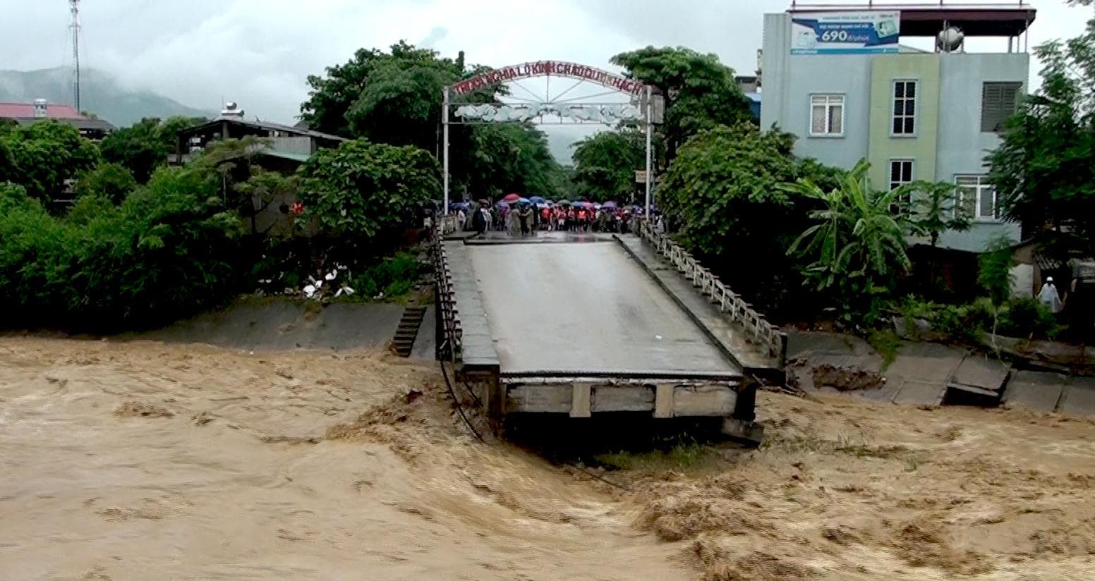Khẩn cấp ứng phó mưa lũ và bảo đảm an toàn hạ du