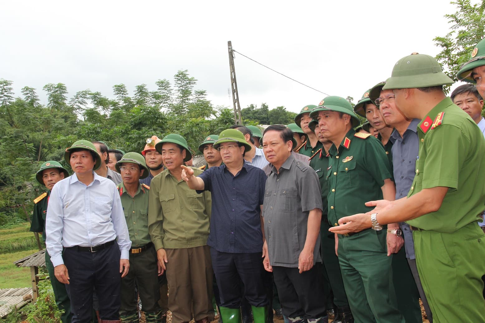 Phó thủ tướng Trịnh Đình Dũng đến hiện trường chỉ đạo công tác cứu nạn tại Tân Lạc (Hòa Bình)