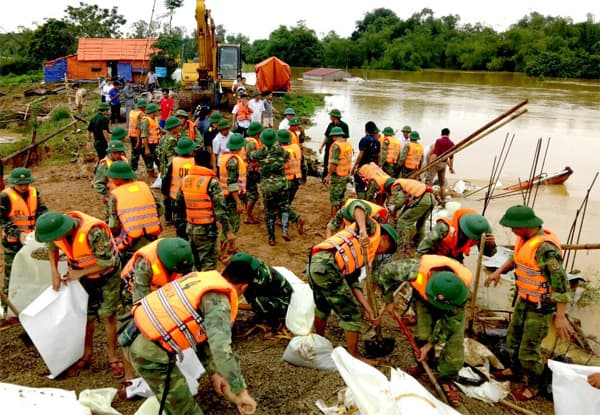 Bộ đội sát cánh cùng nhân dân