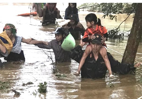 Thắm tình quân dân trong lũ