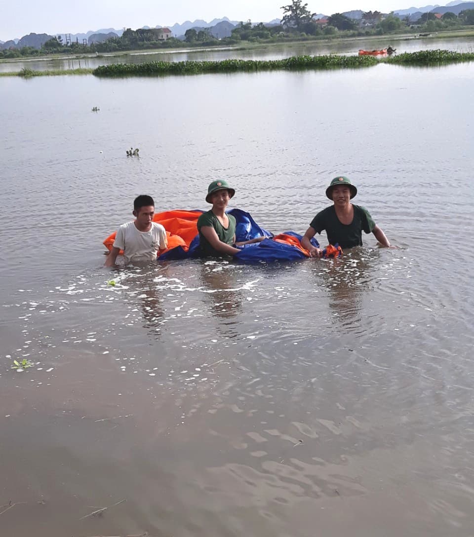 Hơn 100 học viên Trường Quân sự Quân đoàn 1 giúp dân sau lũ