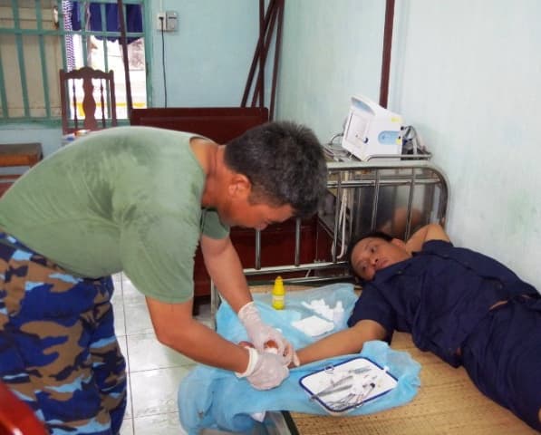 Bệnh xá đảo Sơn Ca cấp cứu 2 ngư dân bị tai nạn lao động trên biển