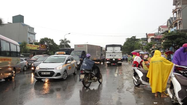 Hòa Bình: Mưa lũ kéo dài, giao thông đường bộ Quốc lộ 6 tê liệt