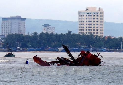 Triều cường, sóng lớn “xóa sổ” khu sửa chữa tàu thuyền của ngư dân