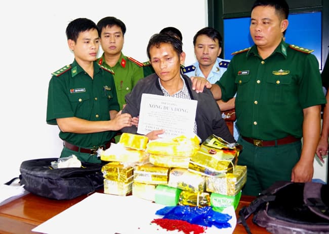 Bắt vụ vận chuyển 10kg ma túy đá và 20.000 viên ma túy tổng hợp